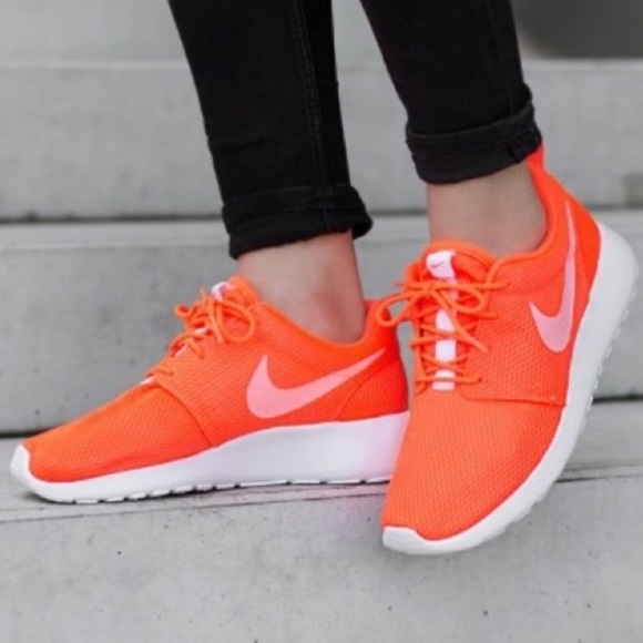 nike roshe one total crimson